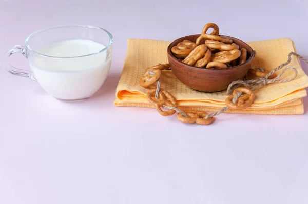 Galletas Pretzel Tazón Barro Una Servilleta Amarilla Una Taza Leche — Foto de Stock