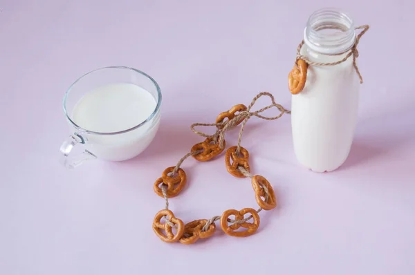 Пляшка Кухоль Молочним Печивом Кренделі Струні Рожевому Фоні Сільський Сніданок — стокове фото