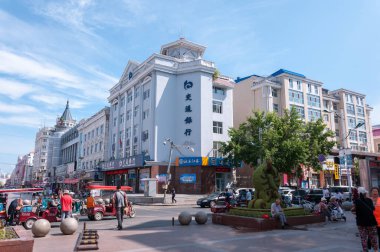 Çin, Heihe, Temmuz 2019: sokaktaki insanlar. Yazın Çin 'in Heihe şehrinin caddesi.