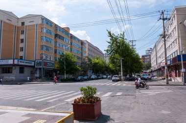Çin, Heihe, Temmuz 2019: toplu taşıma ile yol. Yazın Çin 'in Heihe şehrinin caddesi.