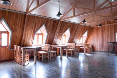 Çin, Heihe, Temmuz 2019: Heihe şehrinin dışındaki bir Rus köyünde bulunan ahşap bir barın içi.