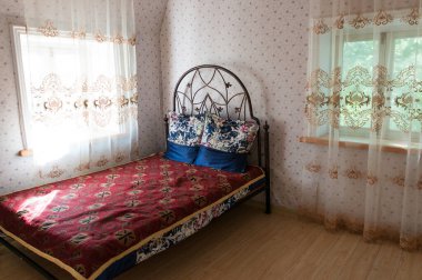 Çin, Heihe, Temmuz 2019: Heihe şehrinin dışındaki Rus köyündeki otelin içindeki yatak odası.