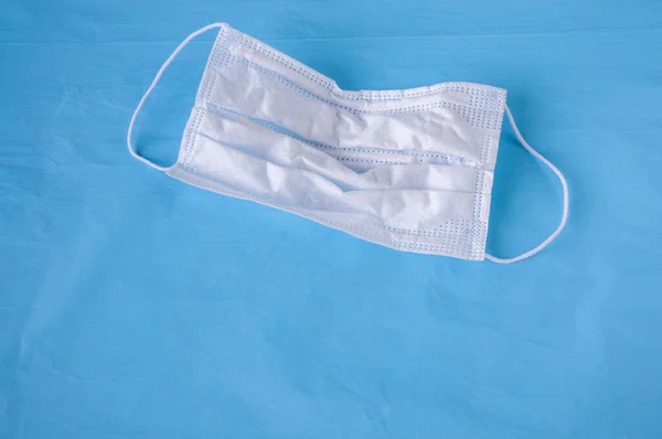 Mavi arka planda tıbbi beyaz maske