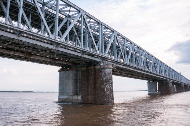 Rusya, Khabarovsk, Ağustos 2019: Yaz aylarında Khabarovsk kentindeki Amur nehri üzerindeki karayolu köprüsü