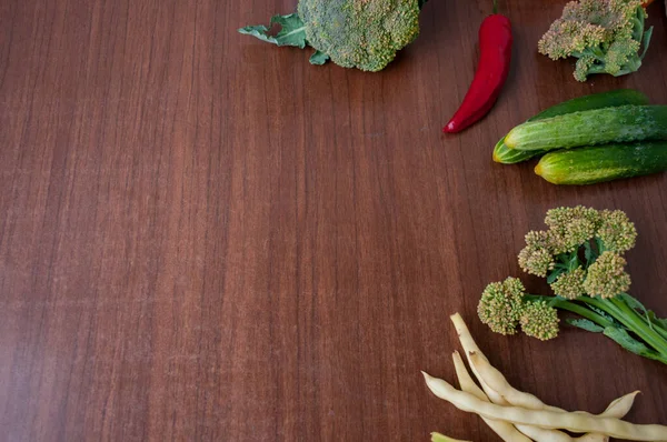Zebrać Warzywa Stole Brokuły Czerwona Papryka Ogórki Fasola Puste Miejsce — Zdjęcie stockowe