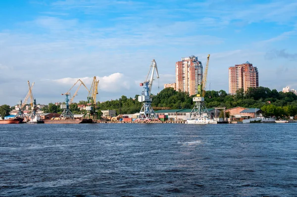 Rusya, Khabarovsk, Ağustos 2019: Khabarovsk şehrindeki Amur Nehri kıyısındaki liman yükleme ve boşaltma