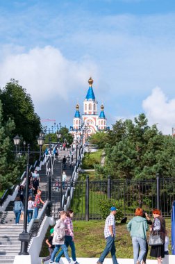 Rusya, Khabarovsk, Ağustos 2019: Grado-Khabarovsk Katedrali 'ne giden merdivenler, Khabarovsk' taki Amur seddinden Tanrı 'nın annesinin varsayımı.