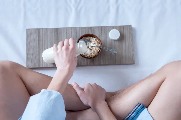 Sarapan Tempat Tidur Seorang Gadis Dengan Kemeja Biru Duduk Atas — Stok Foto