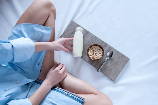 Сніданок Ліжку Дівчина Блакитній Сорочці Сидить Білому Аркуші Сніданок Молоком — стокове фото