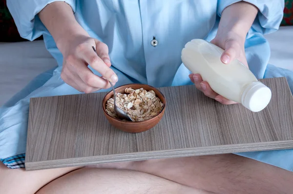 Desayuno Cama Una Chica Con Una Camisa Azul Sentada Una — Foto de Stock