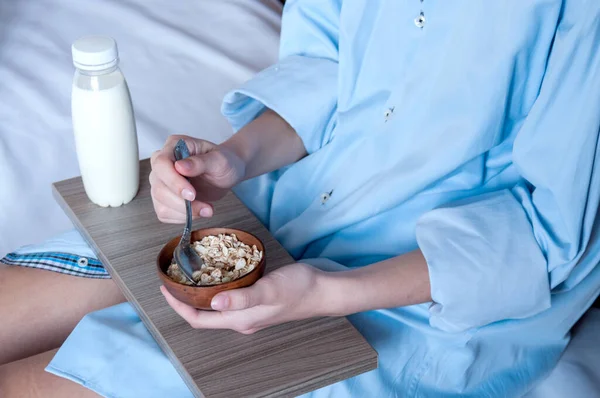 Сніданок Ліжку Дівчина Блакитній Сорочці Сидить Білому Аркуші Сніданок Молоком — стокове фото