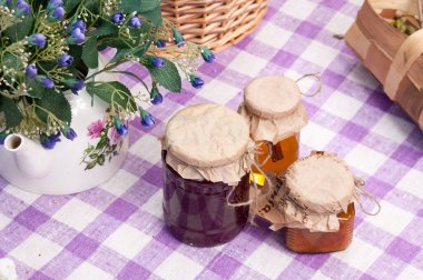 Sonbahar hasadı: masada reçelli kavanozlar