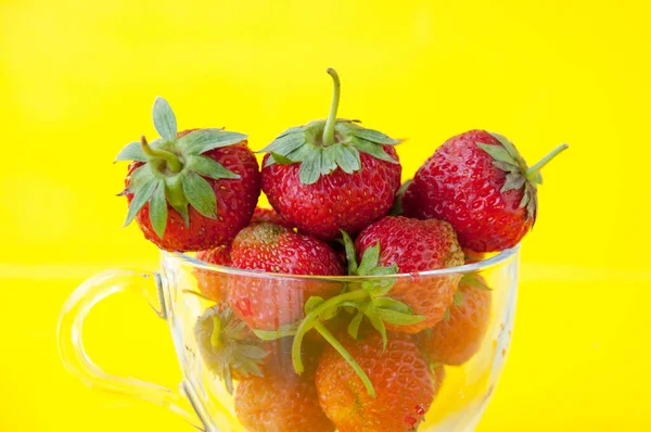 Fresas Una Taza Vidrio Sobre Fondo Amarillo — Foto de Stock