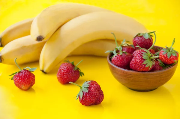 Fresas Una Taza Arcilla Plátanos Sobre Fondo Amarillo — Foto de Stock