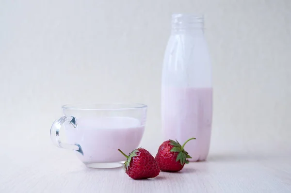 Czerwone Truskawki Jogurt Butelce Szklany Kubek Stole Śniadanie Letnie — Zdjęcie stockowe