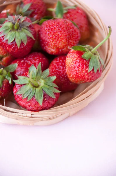 Fresas Rojas Una Canasta Sobre Fondo Rosa Bayas Verano — Foto de Stock