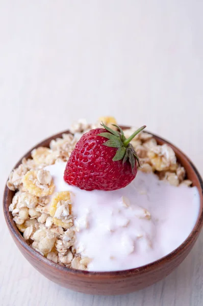 Taza Arcilla Con Muesli Yogur Fresas Lugar Para Texto —  Fotos de Stock