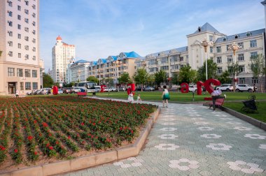 Çin, Heihe, Temmuz 2019: Yazın Heihe şehrinin rıhtımının yakınındaki çimlerin üzerinde kırmızı sayılar olan meydan