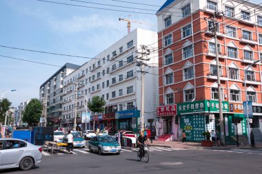 Çin, Heihe, Temmuz 2019: Yazın Heihe şehrinde caddelerde yol