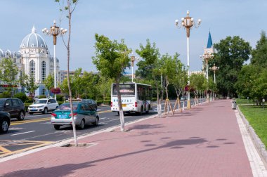 Çin, Heihe, Temmuz 2019: Yazın Heihe şehrinde sokaklar