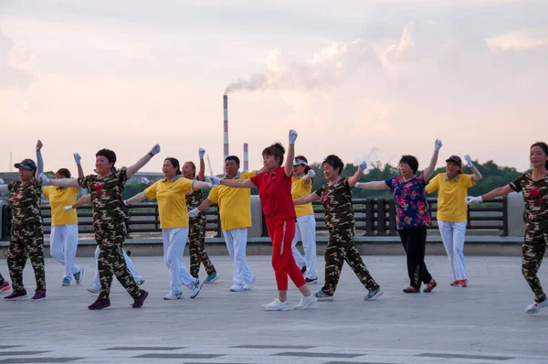 Çin, Heihe, Temmuz 2019: Halk yazın Heihe 'deki Amur nehir setinde toplu egzersiz yapıyor
