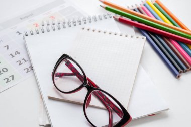 Boya kalemleri ve kağıtlarla çalışan tasarımcı masası