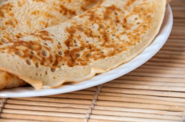 Shrove Salı günü tabakta leziz gözlemeler