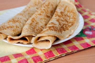 Shrove Salı günü tabakta leziz gözlemeler