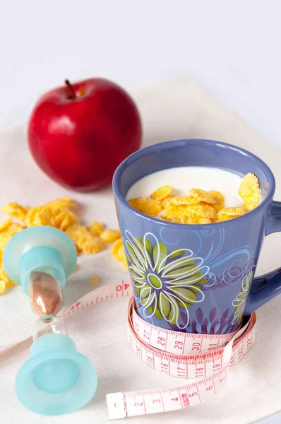 Milch Cornflakes Apfel Zentimeter Sanduhr Ernährungskonzept — Stockfoto