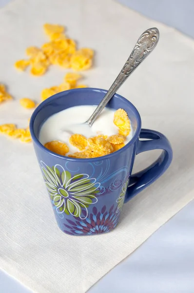 Löffel Einer Schüssel Mit Milch Und Cornflakes — Stockfoto