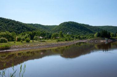 Çin 'de yaz manzarası, göl ve dağlar