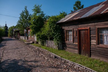 Çin, Heihe, Temmuz 2019: Yazın Heihe şehrinin dışındaki Rus köyü parkında evler ve caddeler