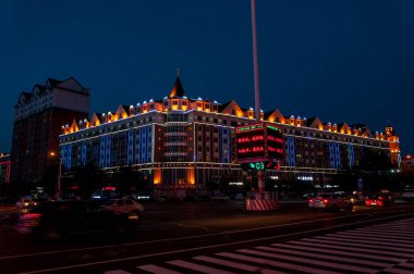 Çin, Heihe, Temmuz 2019: Yazın Çin 'in Heihe şehrinin gece caddeleri
