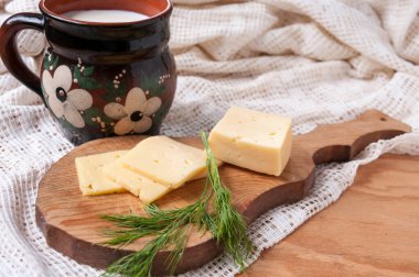 Kahvaltı. Syr, dereotu ve sürahi süt. 