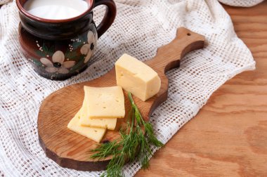 Kahvaltı. Syr, dereotu ve sürahi süt. 