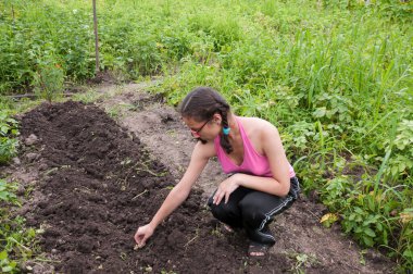 Gençler patates çiftliğinde oturur.