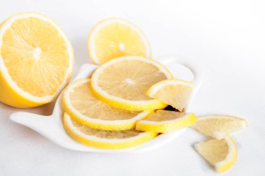 Limon dilimlenmiş bir tabakta