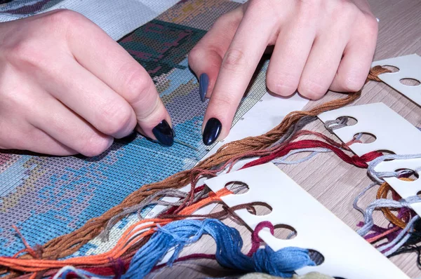 Şemanın altına kadın eli işlemeli çapraz dikiş deseni