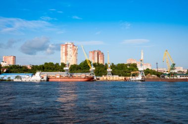 Rusya, Khabarovsk, Ağustos 2019: Khabarovsk şehrindeki Amur Nehri kıyısındaki liman yükleme ve boşaltma