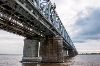 Rusya, Khabarovsk, Ağustos 2019: Yaz aylarında Khabarovsk kentindeki Amur nehri üzerindeki karayolu köprüsü