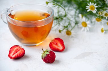 Çilek çayı, çilek, papatya çiçeği.