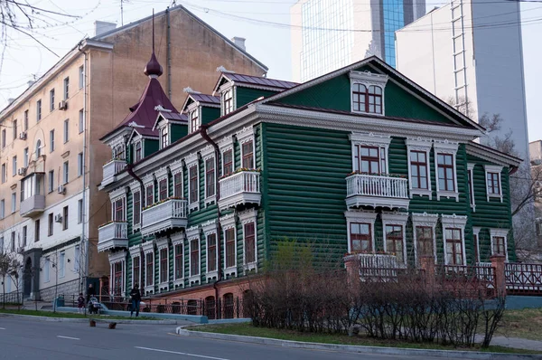 2019年5月1日 俄罗斯 哈巴罗夫斯克 位于哈巴罗夫斯克市中心的老房子翻新 — 图库照片