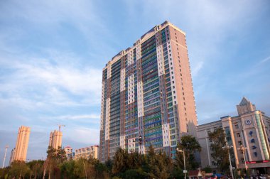 Çin, Heihe, Temmuz 2019: Yazın Heihe şehrinde Yükseliş Binası