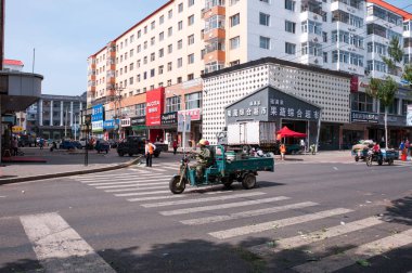 Çin, Heihe, Temmuz 2019: Yazın Heihe şehrinde sokaklar