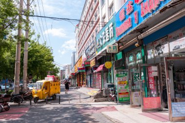 Çin, Heihe, Temmuz 2019: Alışveriş merkezine giriş. Yazın Çin 'in Heihe şehrinin caddesi.