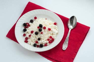 Kırmızı ve siyah üzümlü ev yapımı süzme peynir.