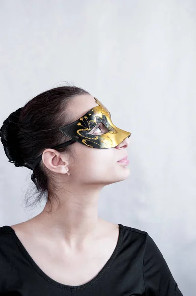 Mädchen Brünett Ein Theatralisch Maske Looking — Stockfoto