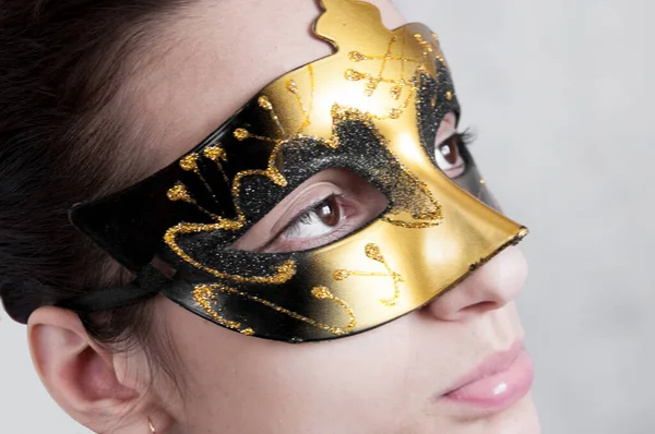 Porträt Einer Jungen Brünetten Frau Mit Theatermaske — Stockfoto