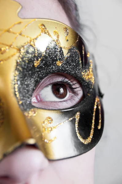 Schöne Braune Augen Einer Goldenen Theatermaske — Stockfoto