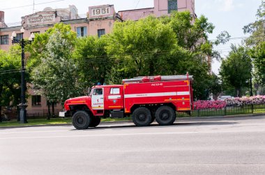 Rusya, Khabarovsk, 14 Temmuz 2020: Khabarovsk şehrinin merkez caddesinde itfaiye aracı
